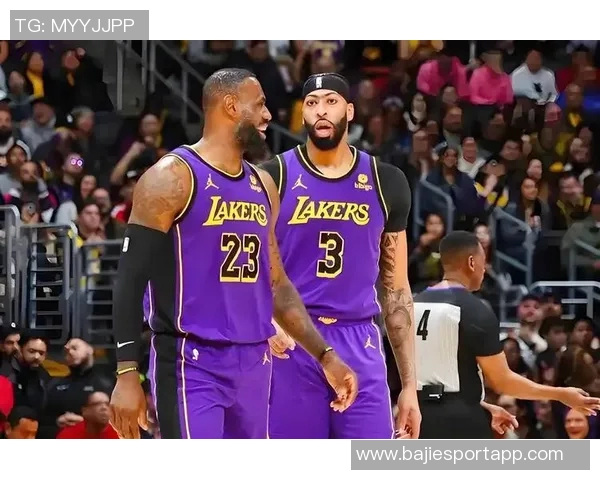 湖人训练场景曝光斯玛特紧逼八村里夫斯全力防守展现团队默契